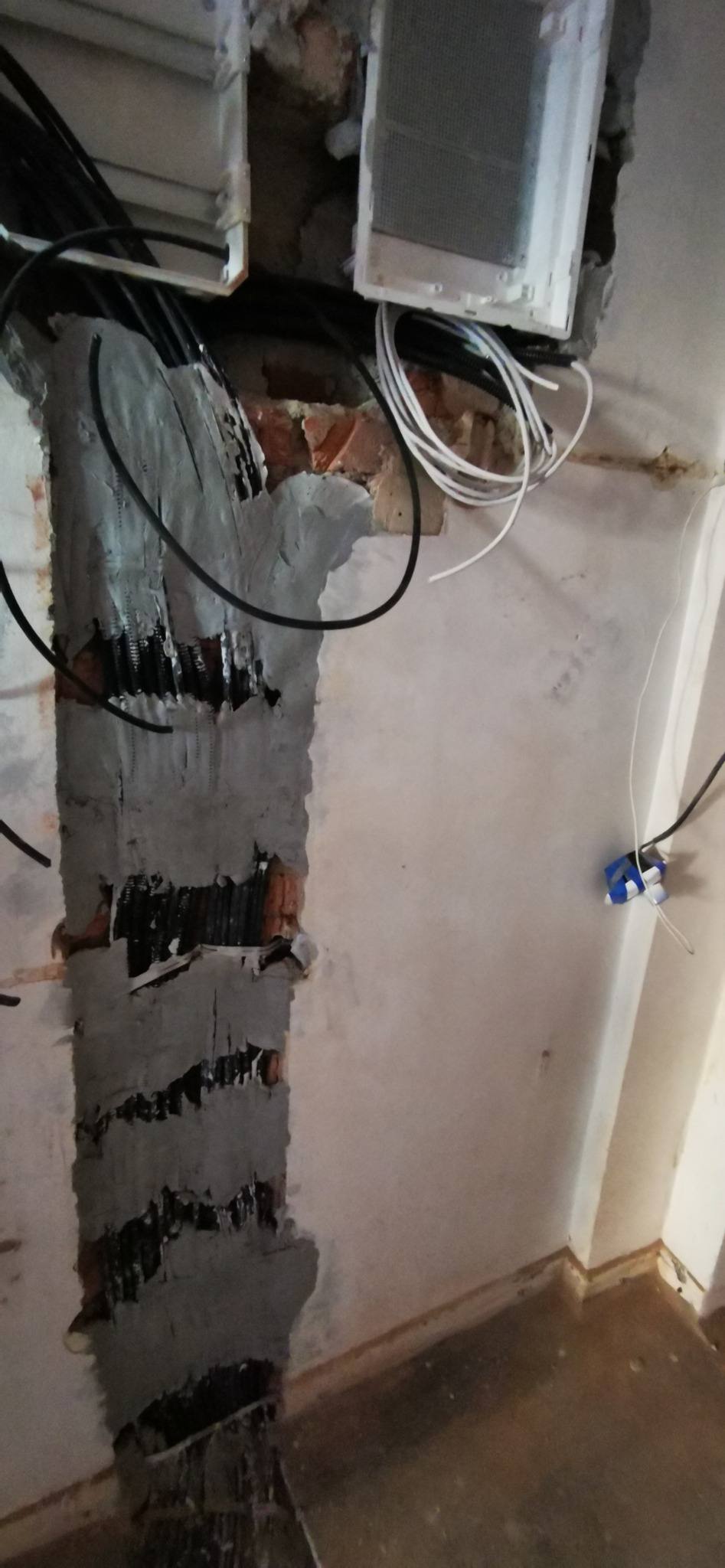 Detaliu trasee electrice