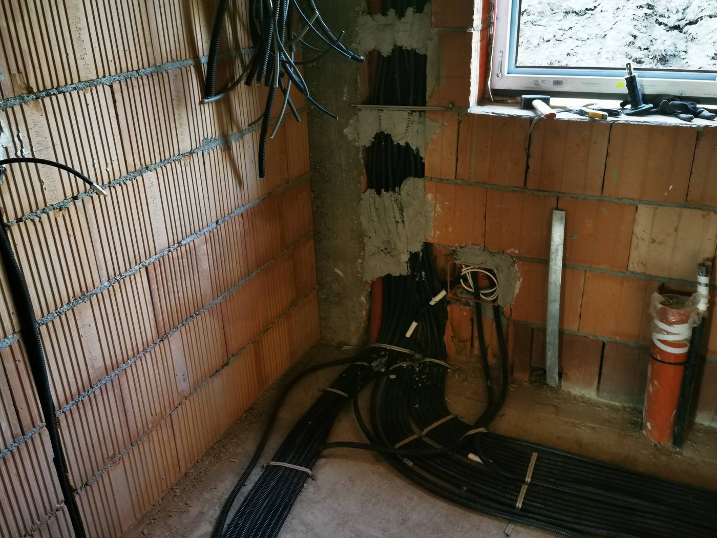 Detaliu trasee electrice în zidărie