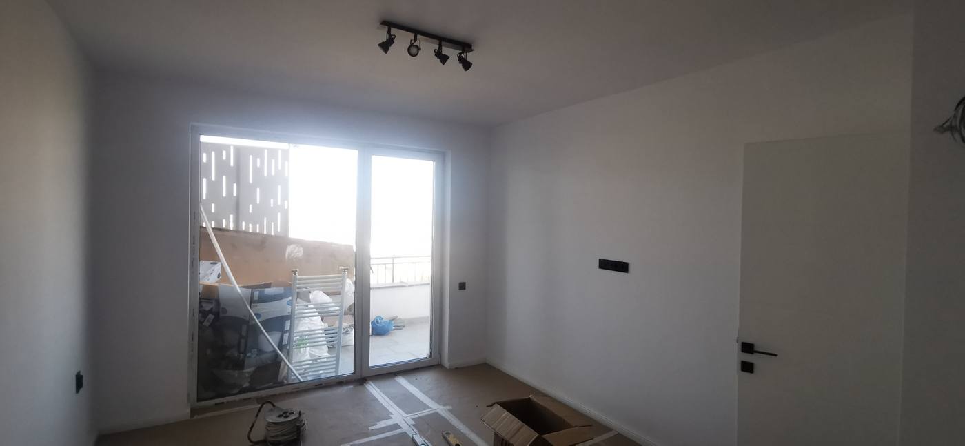 Cameră finalizată cu iluminat modern