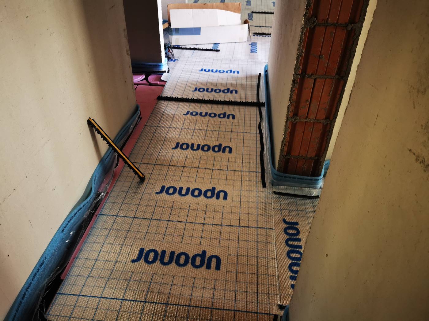 Pregătire încălzire în pardoseală pe hol